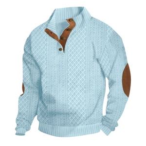 Nahaufnahme des hellblauen Strickpullovers mit Knopfkragen und braunen Ellbogen-Patches