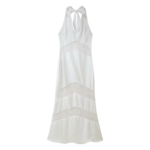 Dettaglio di abito in raso bianco con patchwork di pizzo intricato e scollatura a V