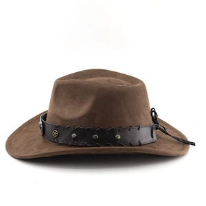 Détail d'un chapeau de cowboy en daim marron avec ruban en cuir et emblème étoile