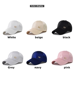Casquettes de baseball en satin brillant avec logo M en six coloris: blanc, beige et noir