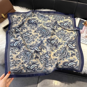 Vue détaillée du foulard carré en soie artificielle à motifs paisley et bordure marine