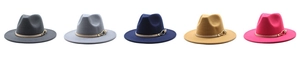 Présentation à plat de cinq chapeaux fedora en laine de différentes couleurs