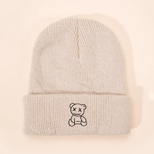 Bonnet en tricot beige pour enfants avec ours brodé et style artistique de rue moderne