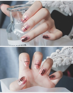 Détail de stickers à ongles 5D avec motifs de roses et papillons tracés à la ligne noire