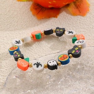 Detalle de pulsera de Halloween con cuentas y colgantes de calabaza, fantasma y murciélago