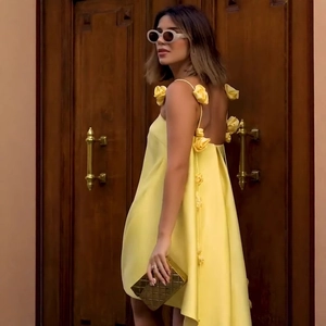 Robe nuisette en satin jaune pour femme avec bretelles fleuries et coupe en A