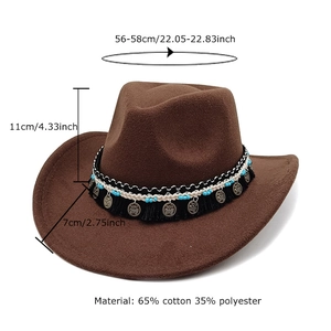 Chapeau de cowboy marron foncé aspect laine avec ruban ethnique sur fond blanc pur