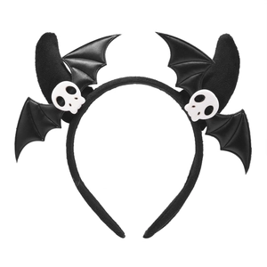 Dettaglio di ali di pipistrello nere e teschi bianchi su una fascia per capelli di Halloween