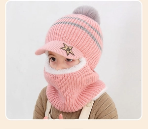 Detail einer rosa Strickmütze mit grauem Stern-Patch und dickem Fleece-Futter für Kinder