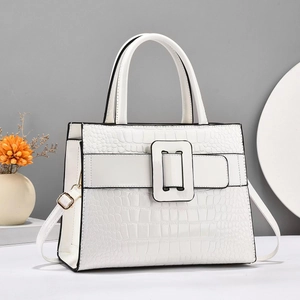 Détails d'un sac à main blanc motif crocodile avec ornements dorés et boucle carrée
