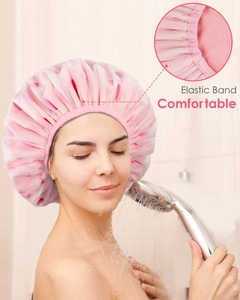 Wasserdichte Duschhaube in Rosa mit rotem Print, Gummizug und Innenfutter-Detailansicht