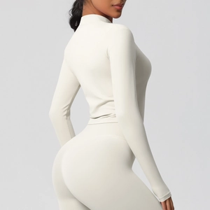Détail de l'ensemble de yoga crème avec col montant et taille haute vu de profil ajusté
