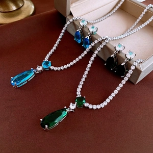Luxuriöses geometrisches Tropfen-Schmuckset mit Zirkonia-Halskette und Ohrringen