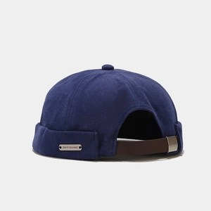 Vue détaillée du bonnet miki bleu marine avec bride arrière réglable en cuir marron