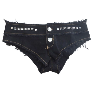 Detail von schwarzen Low-Rise-Denim-Shorts mit silbernen Nieten und Fransen am Saum