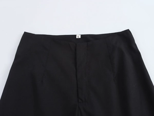 Detailansicht der schwarzen Hose mit tropischem Muster und weißem S-Größenetikett