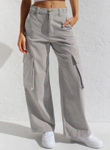 Detailansicht grauer Cargo-Hose mit hoher Taille und großen Seitentaschen