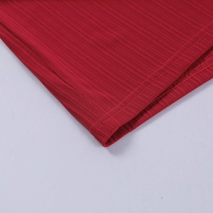 Primer plano detallado de las costuras del vestido de punto rojo y la textura