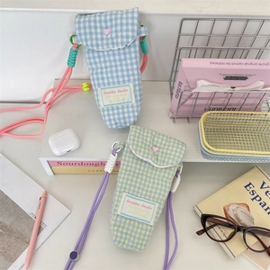 Borsa imbottita trapuntata a scacchi per fotocamera con cuori rosa e tracolla regolabile