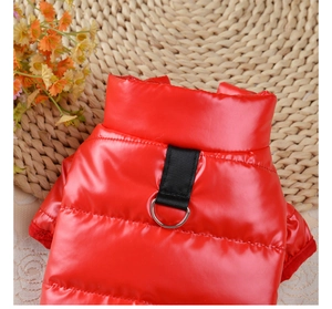 Détail de doudoune rouge imperméable pour animal avec sangle noire et boucle anneau en D