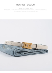 Ceinture beige en cuir grainé pour femme avec boucle dorée posée sur un jean bleu