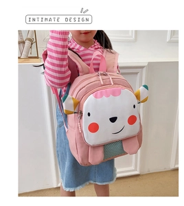 Detalle de una linda mochila de oveja rosa de dibujos animados que lleva un niño en interior.