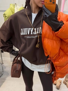 Dunkelbrauner Half-Zip-Hoodie mit lockerem Schnitt und Buchstabendruck für den Frühling
