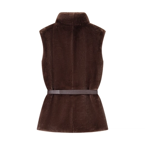 Vue arrière du gilet en fausse fourrure marron avec une fine ceinture en cuir ajustable