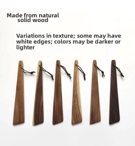 Comparaison détaillée de six chausse-pieds en bois massif aux textures naturelles