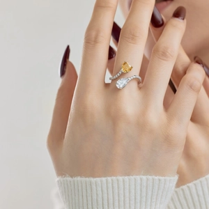 Close-up of S925 silver ring featuring a yellow heart and teardrop sunflower gems