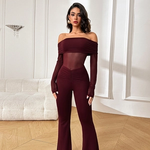 Dunkelroter schulterfreier Jumpsuit mit Netzeinsatz und ausgestelltem Bein für Damen