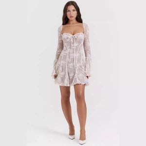 Elegante mini abito in pizzo bianco con scollo a V, motivi floreali e maniche a campana