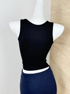 Vue arrière d'un débardeur noir en maille côtelée sur mannequin montrant la coupe ajustée
