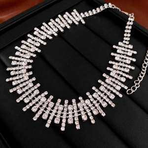Détails de collier choker argenté avec franges en strass brillants et chaîne réglable