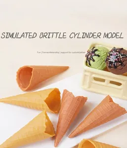 Macro-opname van realistische PVC-wafelkegels met gestructureerd oppervlak en toppings