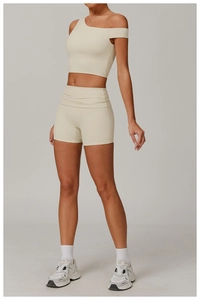 Détails d'un short de fitness taille haute et d'un haut asymétrique à une épaule crème