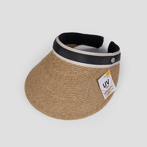 Detalle de visera de paja para el sol con etiqueta UV y cinta ajustable