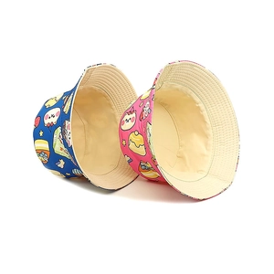 Cappello da pescatore double face per bambini con stampe di torte e cartoni animati