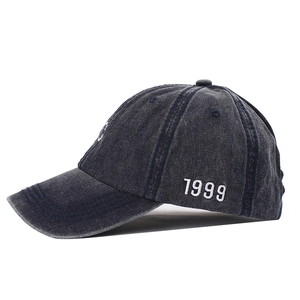 Berretto da baseball in denim lavato con ricamo 1999 e finitura vintage usurata
