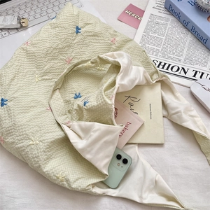 Vue de dessus d'un sac cabas gaufré vert menthe avec broderie papillon et grande capacité