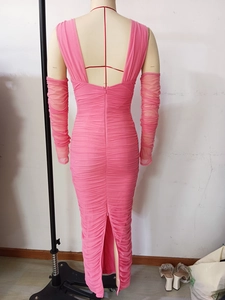 Dettaglio posteriore dell'abito rosa arricciato con scollo a V e spacco sul fondo