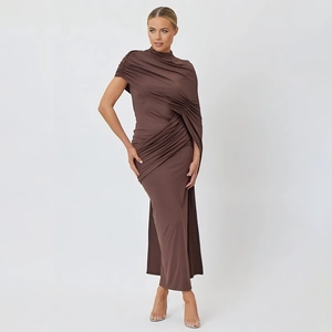Elegantes braunes Bodycon-Maxikleid mit Falten und asymmetrischem Ausschnitt