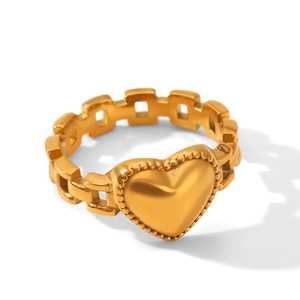 Détail d'une bague en acier inoxydable doré 18k avec motif cœur et anneau de style chaîne