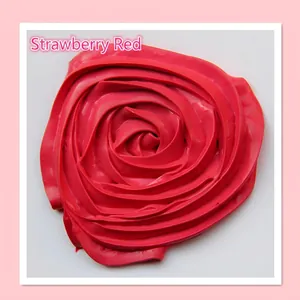 Dettaglio di colla crema rosso fragola modellata a forma di rosa per creazioni fai da te