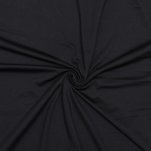 Vista macro del tessuto nero elastico morbido con eleganti dettagli di plissettatura