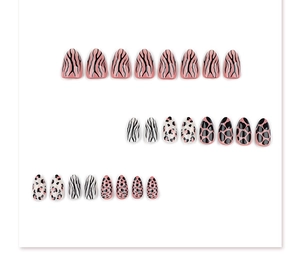 Detailansicht der Mandel-Kunstnägel mit Leoparden-, Zebra- und Giraffenmuster-Design