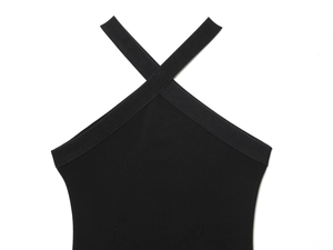 Détail du décolleté dos nu noir montrant le design croisé et la texture en maille