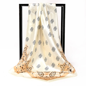 Eleganter Satin-Viereckschal mit Paisley-Print in Creme und braunem Rand