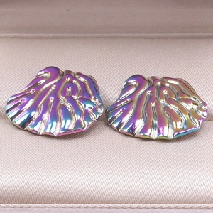 Macro shot of colorful shell-shaped 304 stainless steel earrings in a pink jewelry box