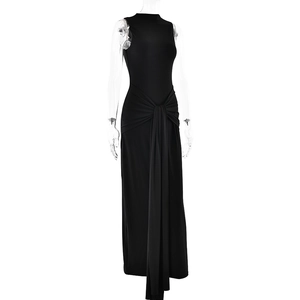 Détail de la robe longue noire sans manches avec un design élégant de nœud à la taille